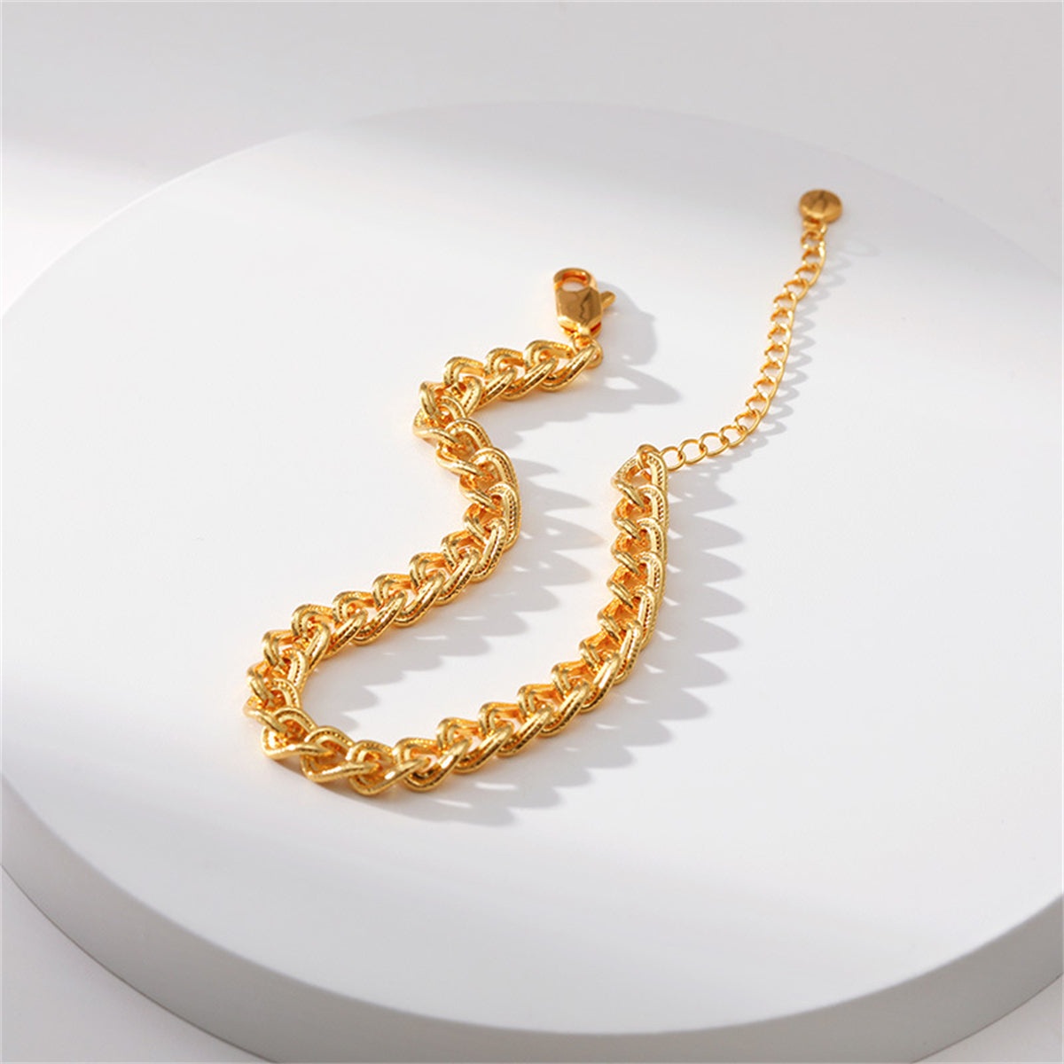 Exquisite 18K gold-plated curb chain bracelet with a functional clasp, designed to enhance your jewelry collection.