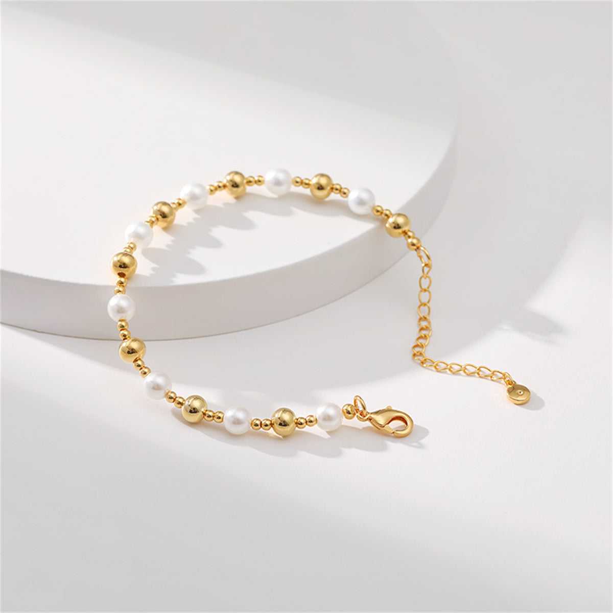 Pearl and 18K Gold-Plated Beaded Bracelet, gold bracelet for women, dainty minimalist design, detail close-up
