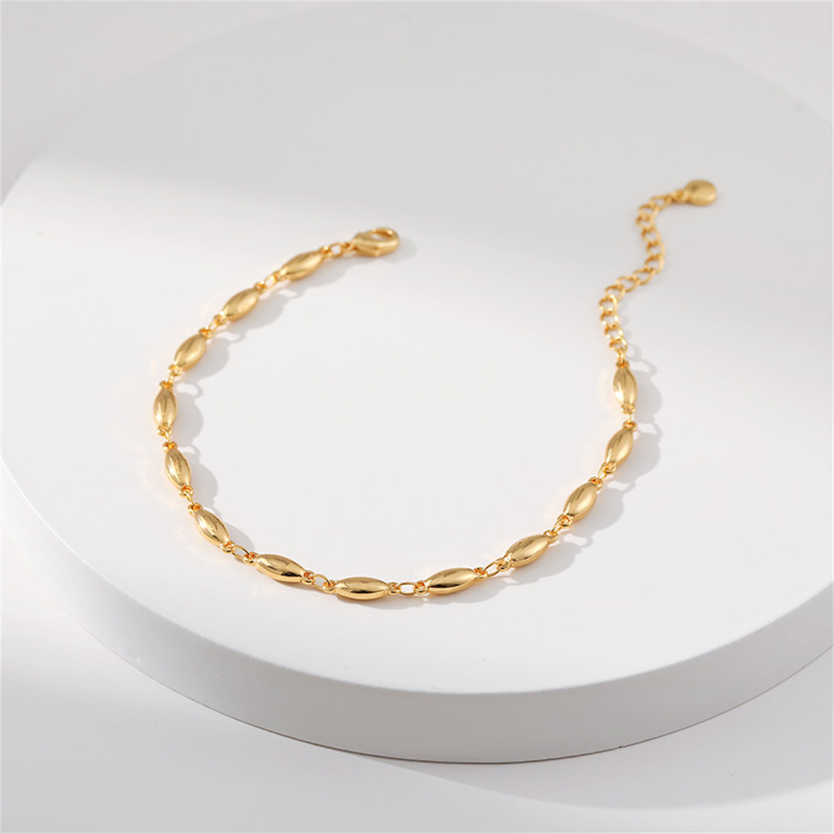 A stylish 18K gold-plated olive chain bracelet embellished with small oval beads, perfect for any occasion.