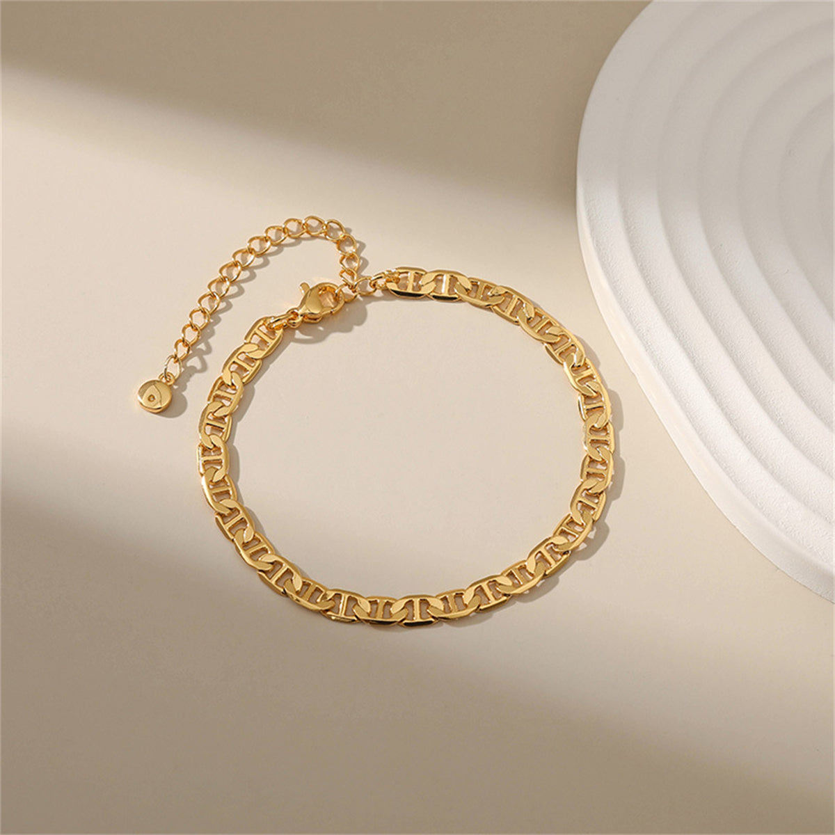 Elegant 18K gold-plated chain bracelet featuring a stylish link design, perfect for any occasion.
