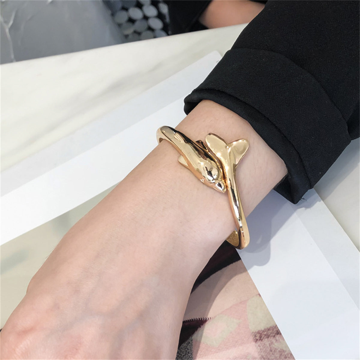 Exquisite 18K gold-plated dolphin bracelet, featuring a hinged design that combines elegance and comfort effortlessly.