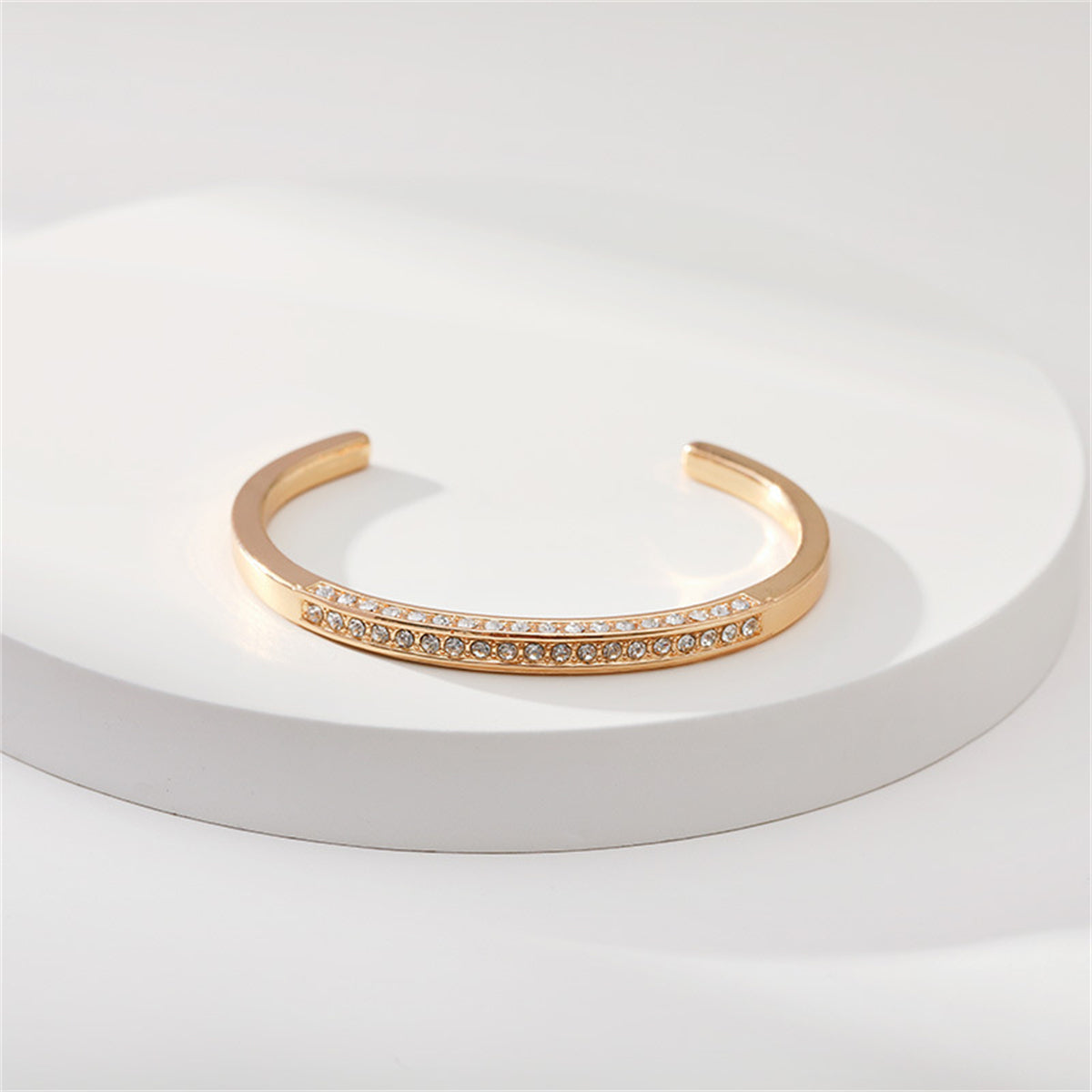 Cubic Zirconia and 18K Gold-Plated Cuff, gold bracelet for women, vintage-inspired design, detail close-up