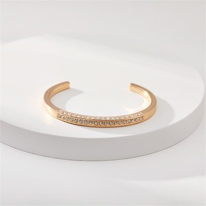 Cubic Zirconia and 18K Gold-Plated Cuff, gold bracelet for women, vintage-inspired design, detail close-up