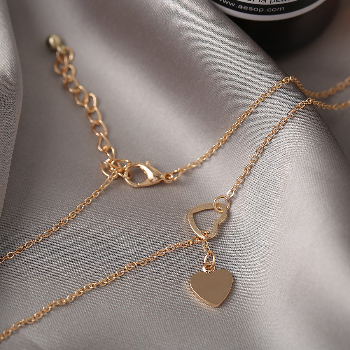 18K Gold-Plated Heart Lariat Necklace, gold pendant necklace for women, botanical inspired, detail close-up