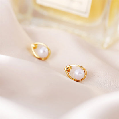 Pearl and 18K Gold-Plated Teardrop Stud Earrings, gold stud earrings for women, elegant gift for her, detail close-up