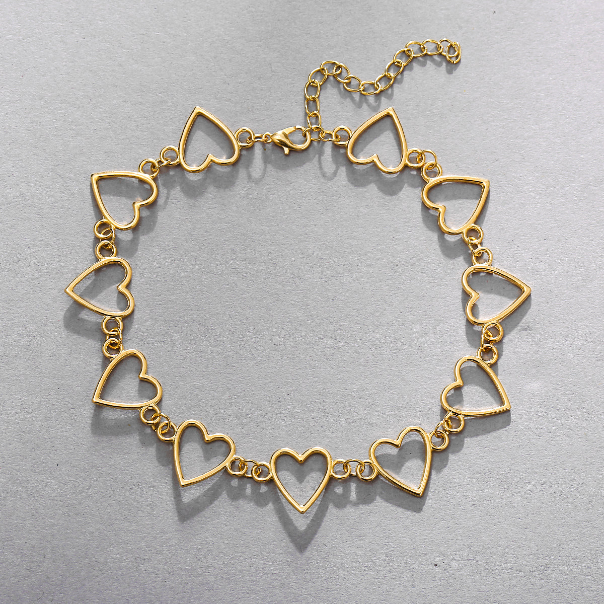 18K Gold-Plated Open Heart Chain Choker Necklace, gold pendant necklace for women, vintage-inspired design, detail close-up