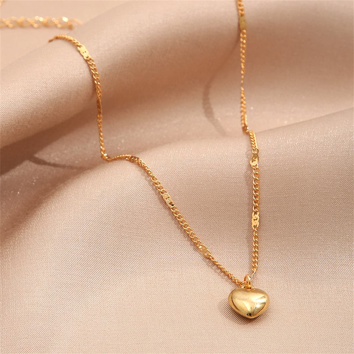18K Gold-Plated Heart Pendant Necklace, gold pendant necklace for women, everyday style, detail close-up