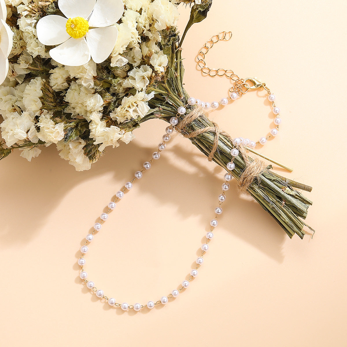 Pearl and 18K Gold-Plated Chain Necklace, gold pendant necklace for women, vintage-inspired design, detail close-up