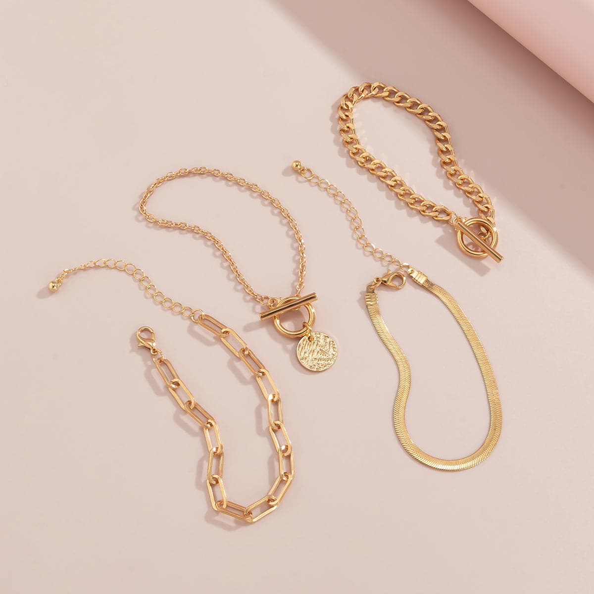 Set of three adjustable 18K gold-plated bracelets with a chain and clasp, combining elegance and versatility in one.