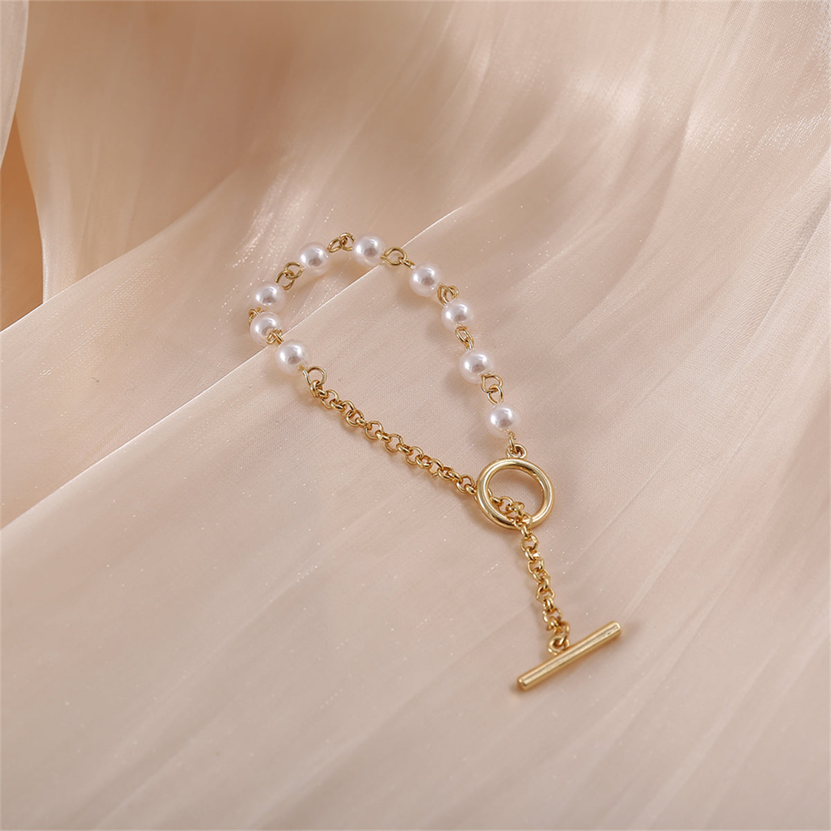 Pearl and 18K Gold-Plated Bracelet, gold bracelet for women, vintage-inspired design, detail close-up
