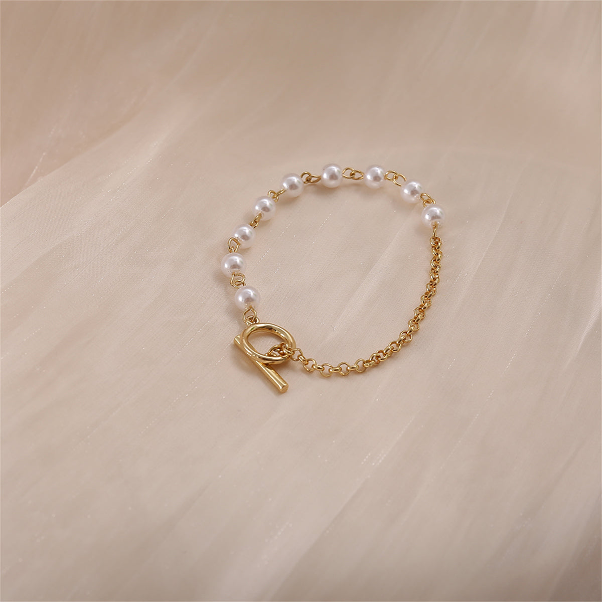 Pearl and 18K Gold-Plated Bracelet, gold bracelet for women, vintage-inspired design, lifestyle look