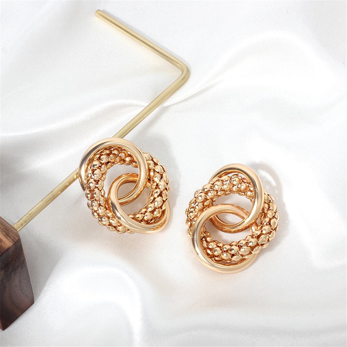 Timeless 18K gold-plated knot earrings, a must-have accessory that combines elegance and modern style effortlessly.