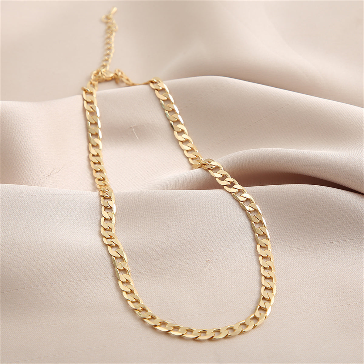18K Gold-Plated Curb Chain Necklace, gold pendant necklace for women, dainty minimalist design, detail close-up
