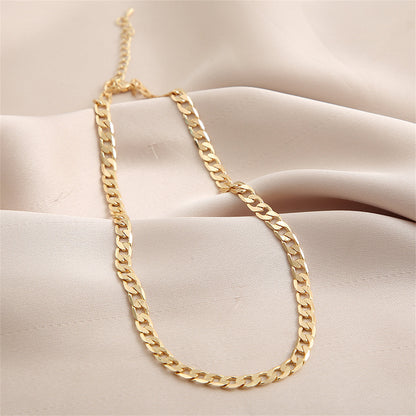18K Gold-Plated Curb Chain Necklace, gold pendant necklace for women, dainty minimalist design, detail close-up