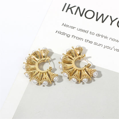Pearl and 18K Gold-Plated Fan Hoop Earrings, gold stud earrings for women, vintage-inspired design, detail close-up