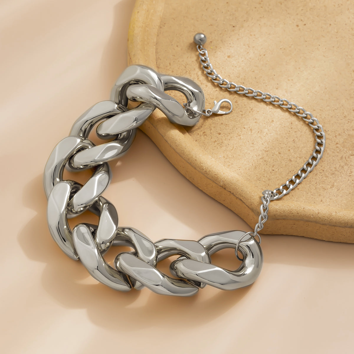 Silver-Plated Chain Necklace, silver pendant necklace for women, dainty minimalist design, detail close-up