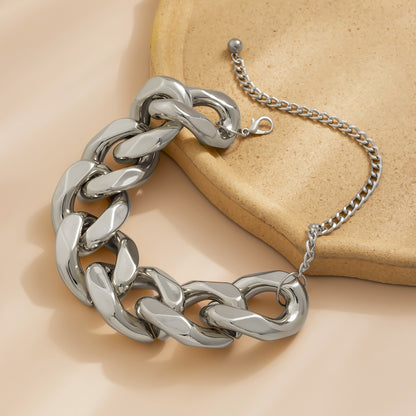 Silver-Plated Chain Necklace, silver pendant necklace for women, dainty minimalist design, detail close-up