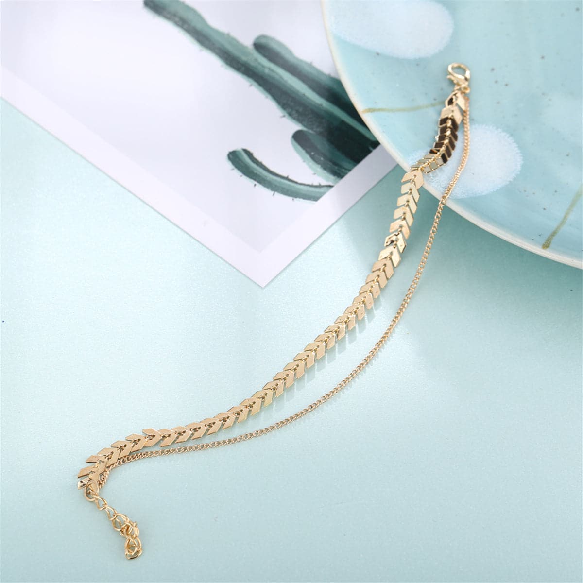 Chic 18K gold-plated chain bracelet showcasing a lovely leaf design, perfect for those who appreciate nature-inspired elegance.