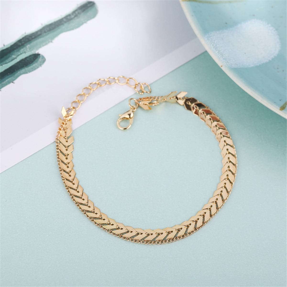 Beautifully crafted 18K gold-plated chain bracelet with a unique leaf design, a must-have accessory for any fashion lover.