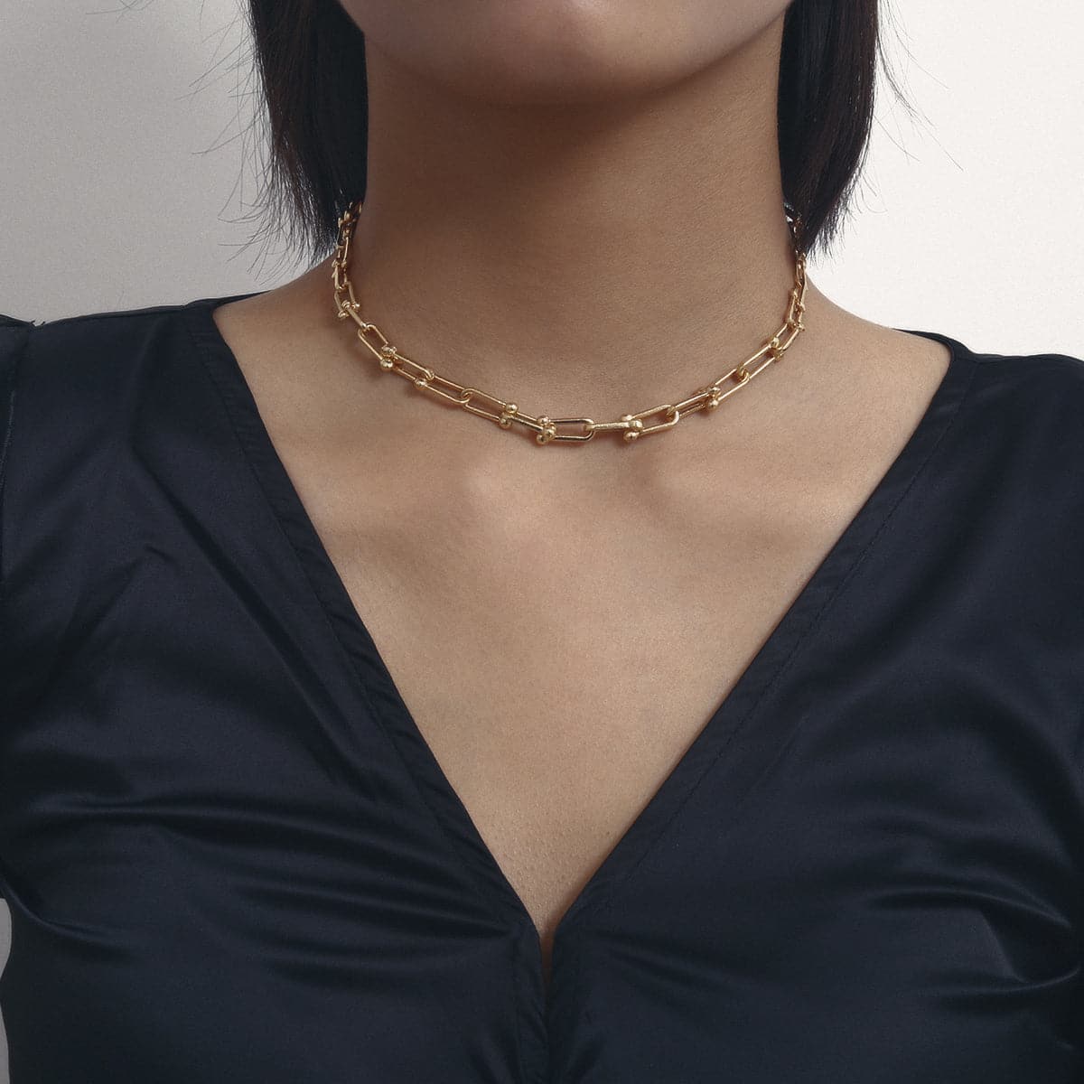 18K Gold-Plated Open-Link Choker Necklace, gold pendant necklace for women, dainty minimalist design, detail close-up
