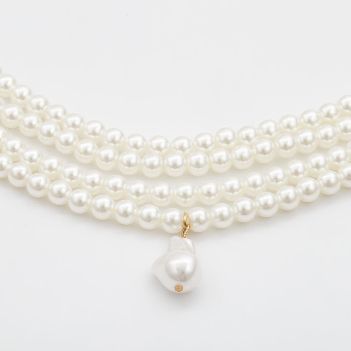 Pearl and 18K Gold-Plated Layered Choker Necklace, chunky gold choker necklace, vintage-inspired design, lifestyle look