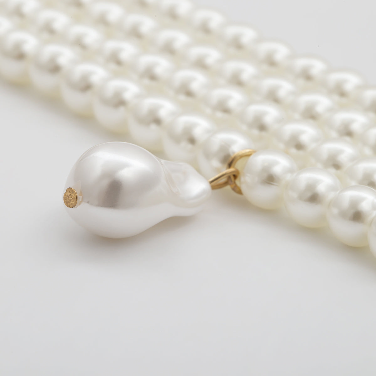 Pearl and 18K Gold-Plated Layered Choker Necklace, chunky gold choker necklace, vintage-inspired design, styled look