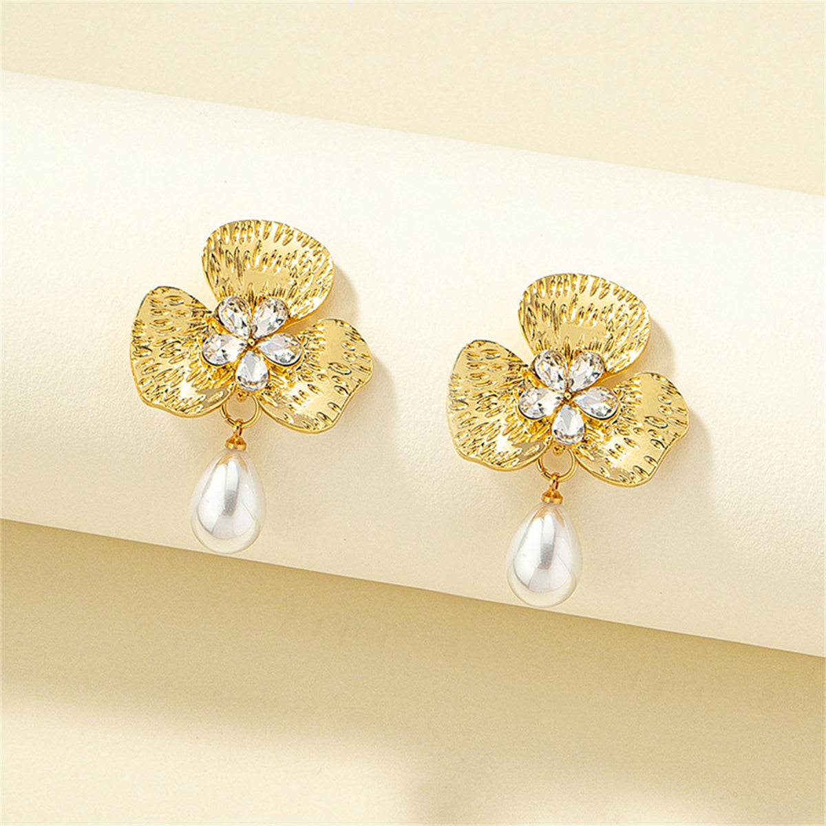 Crystal and Pearl 18K Gold-Plated Floral Drop Earrings, gold drop earrings for women, elegant gift for her, detail close-up
