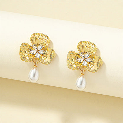 Crystal and Pearl 18K Gold-Plated Floral Drop Earrings, gold drop earrings for women, elegant gift for her, detail close-up
