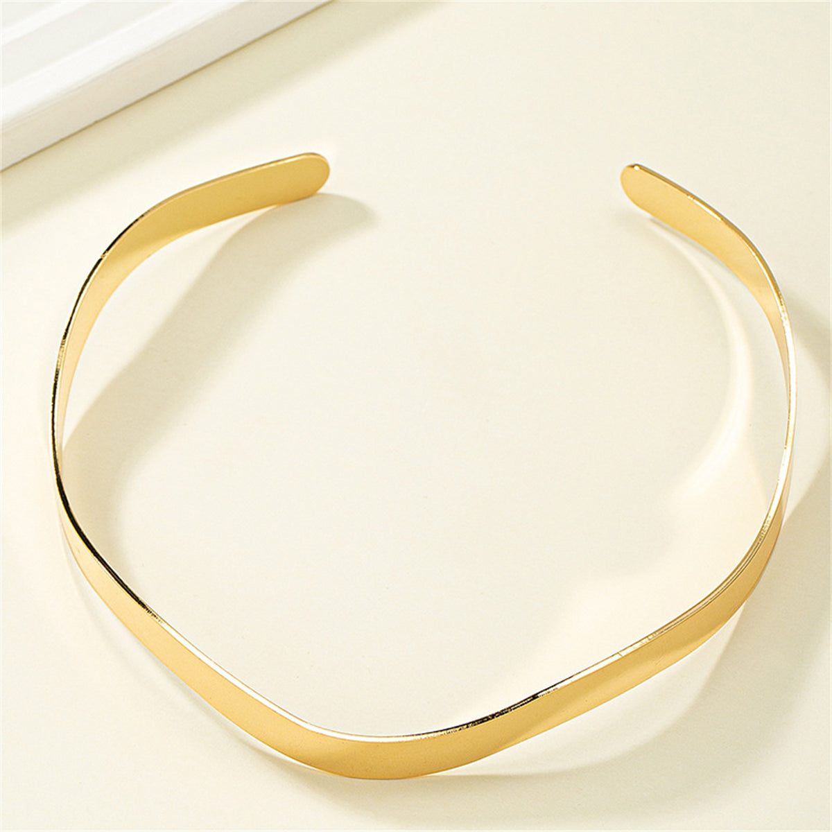 18K Gold-Plated Wave Choker, chunky gold choker necklace, vintage-inspired design, detail close-up