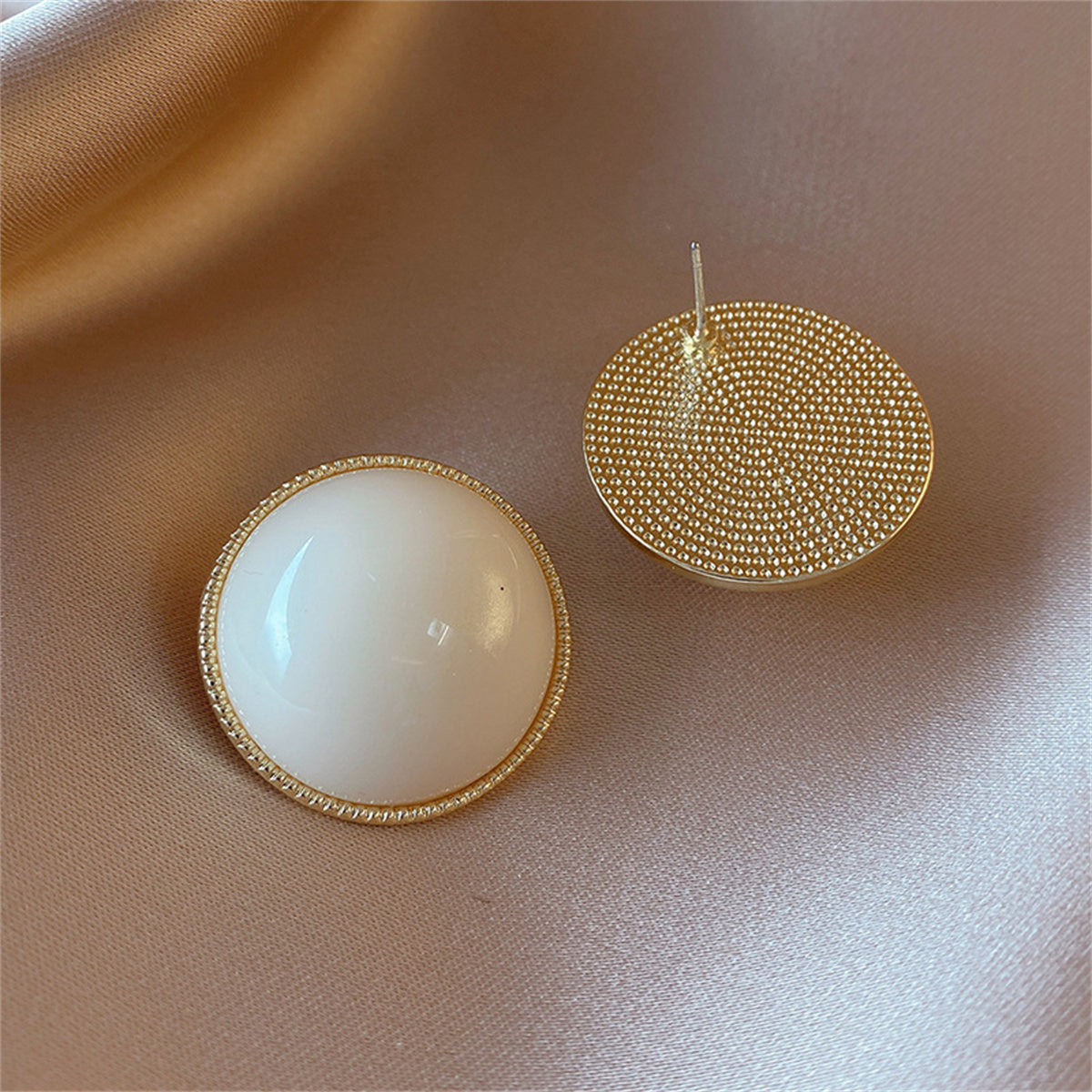 White Resin and 18K Gold-Plated Round Stud Earrings, gold stud earrings for women, vintage-inspired design, detail close-up