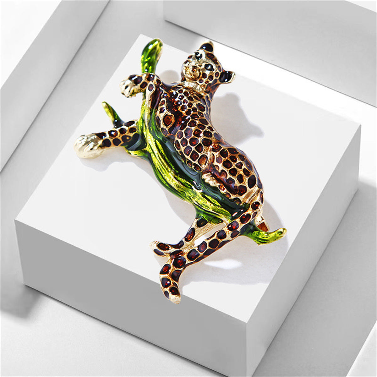 Green Enamel and 18K Gold-Plated Leopard Brooch, gold brooch pin, elegant gift for her, detail close-up