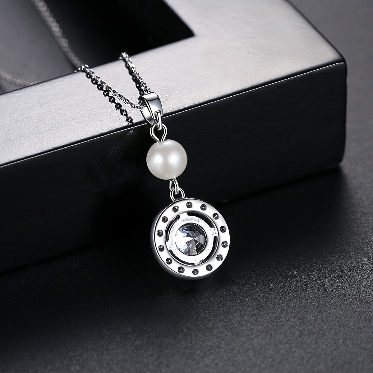 Crystal and Pearl Silver-Plated Round Pendant Necklace, silver pendant necklace for women, detail close-up