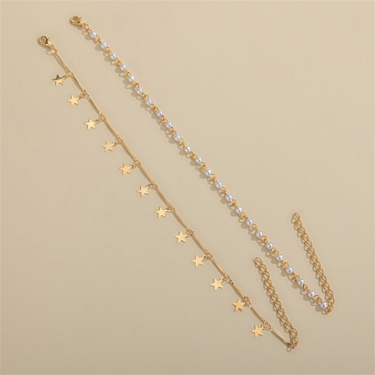 An elegant anklet made of 18K gold plating, decorated with stars and pearls, complete with a fashionable tassel.