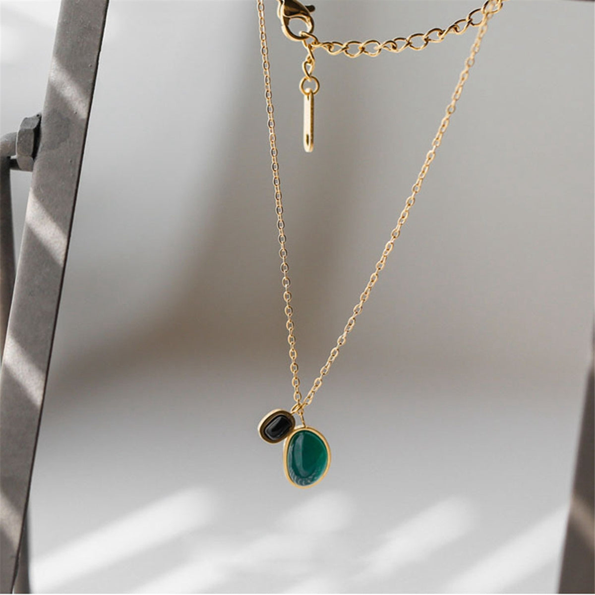 Green and Black Quartz Oval Charm Anklet, anklet bracelet, vintage-inspired design, detail close-up
