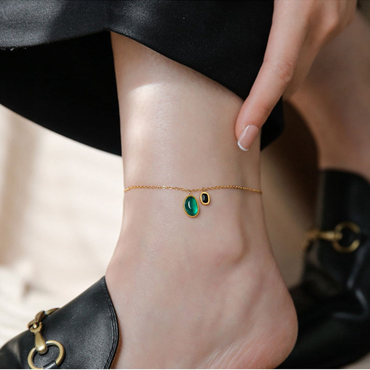 Green and Black Quartz Oval Charm Anklet, anklet bracelet, vintage-inspired design, front view