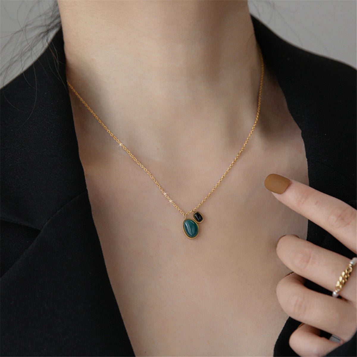 Green and Black Quartz 18K Gold-Plated Pendant Necklace, gold pendant necklace for women, botanical inspired, detail close-up