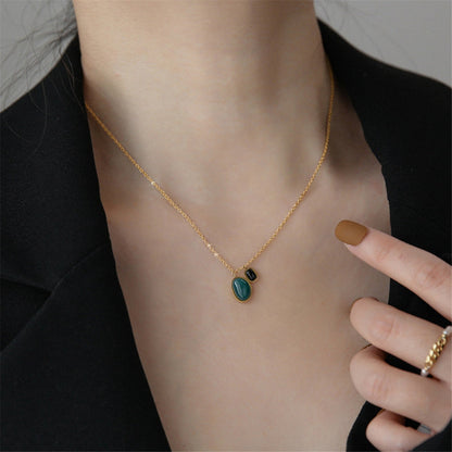 Green and Black Quartz 18K Gold-Plated Pendant Necklace, gold pendant necklace for women, botanical inspired, detail close-up