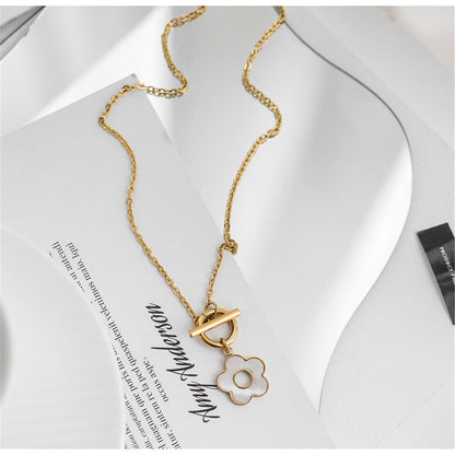 Shell and 18K Gold-Plated Flower Pendant Necklace, gold pendant necklace for women, vintage-inspired design, detail close-up