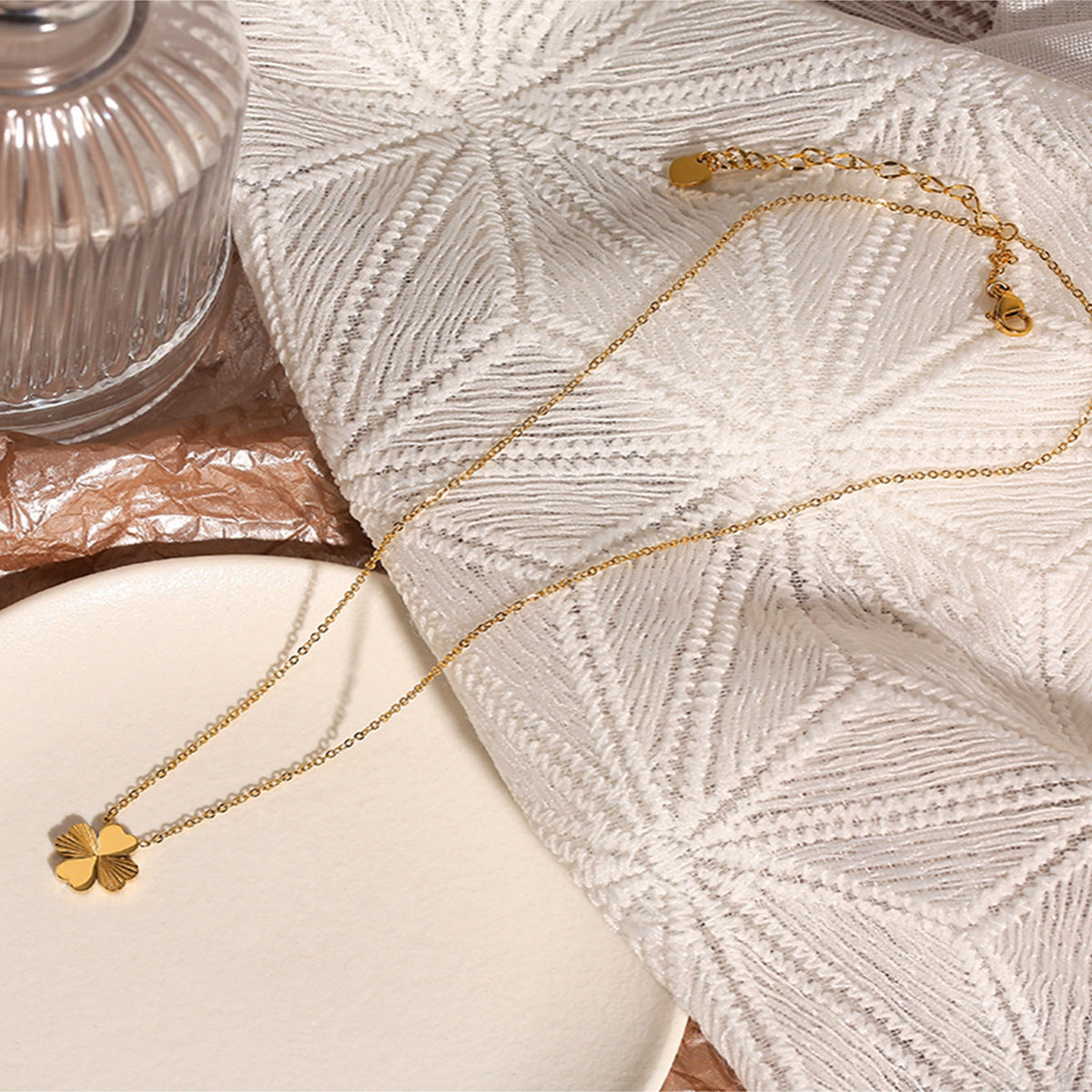 18K Gold-Plated Heart Clover Pendant Necklace, gold pendant necklace for women, vintage-inspired design, detail close-up