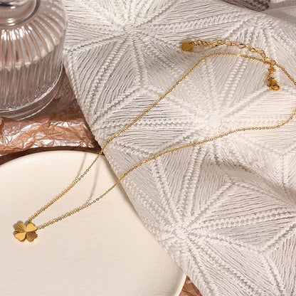 18K Gold-Plated Heart Clover Pendant Necklace, gold pendant necklace for women, vintage-inspired design, detail close-up