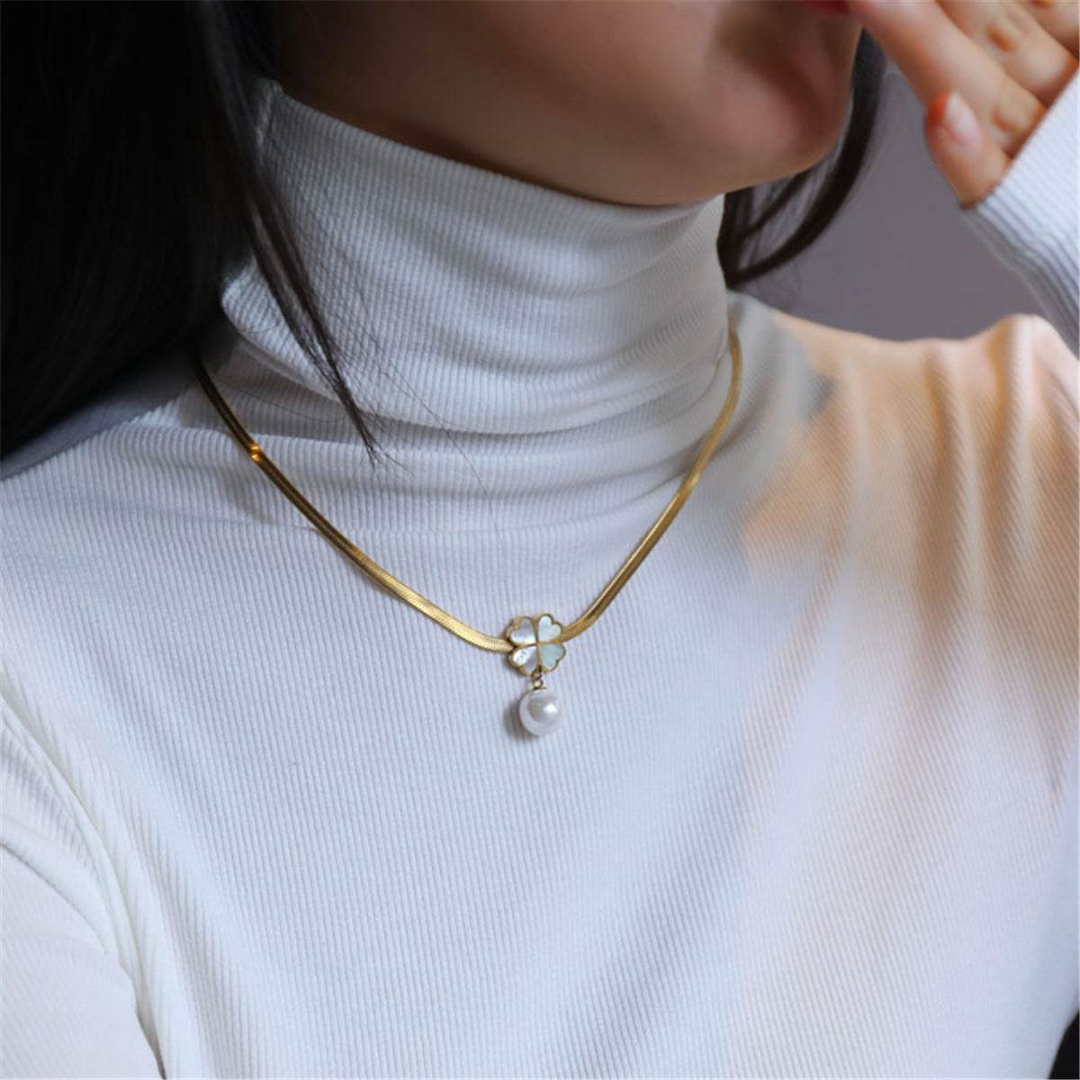 Pearl and Shell 18K Gold-Plated Clover Pendant Necklace, gold pendant necklace for women, detail close-up
