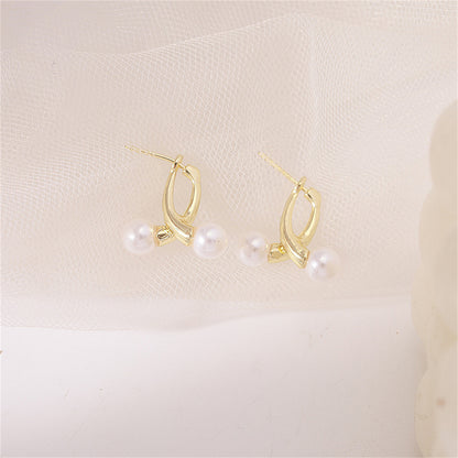 Pearl and 18K Gold-Plated Overlapping Ear Jackets, gold stud earrings for women, vintage-inspired design, detail close-up