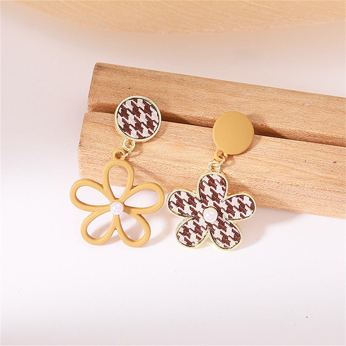Pearl and Enamel Polyster 18K Gold-Plated Houndstooth Flower Drop Earrings, gold drop earrings for women, detail close-up