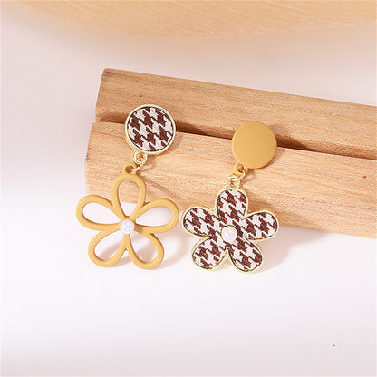 Pearl and Enamel Polyster 18K Gold-Plated Houndstooth Flower Drop Earrings, gold drop earrings for women, detail close-up