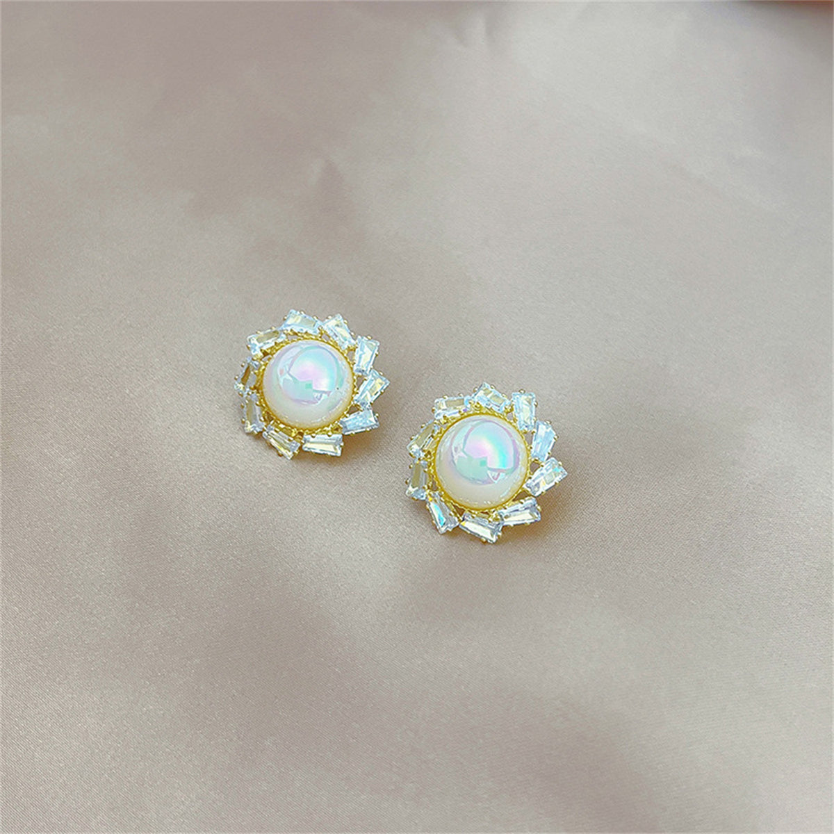 Crystal and Pearl 18K Gold-Plated Round Stud Earrings, gold stud earrings for women, vintage-inspired design, detail close-up