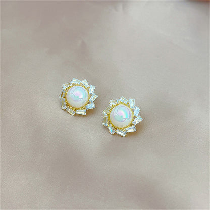 Crystal and Pearl 18K Gold-Plated Round Stud Earrings, gold stud earrings for women, vintage-inspired design, detail close-up
