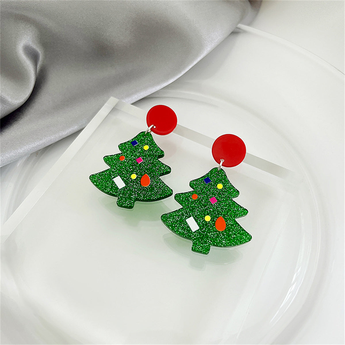 Green and Red Christmas Tree Drop Earrings, drop earrings for women, elegant gift for her, detail close-up