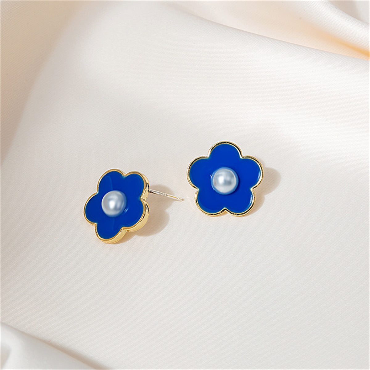 Pearl and Blue Flower Stud Earrings, stud earrings for women, dainty minimalist design, detail close-up