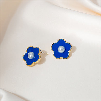 Pearl and Blue Flower Stud Earrings, stud earrings for women, dainty minimalist design, detail close-up
