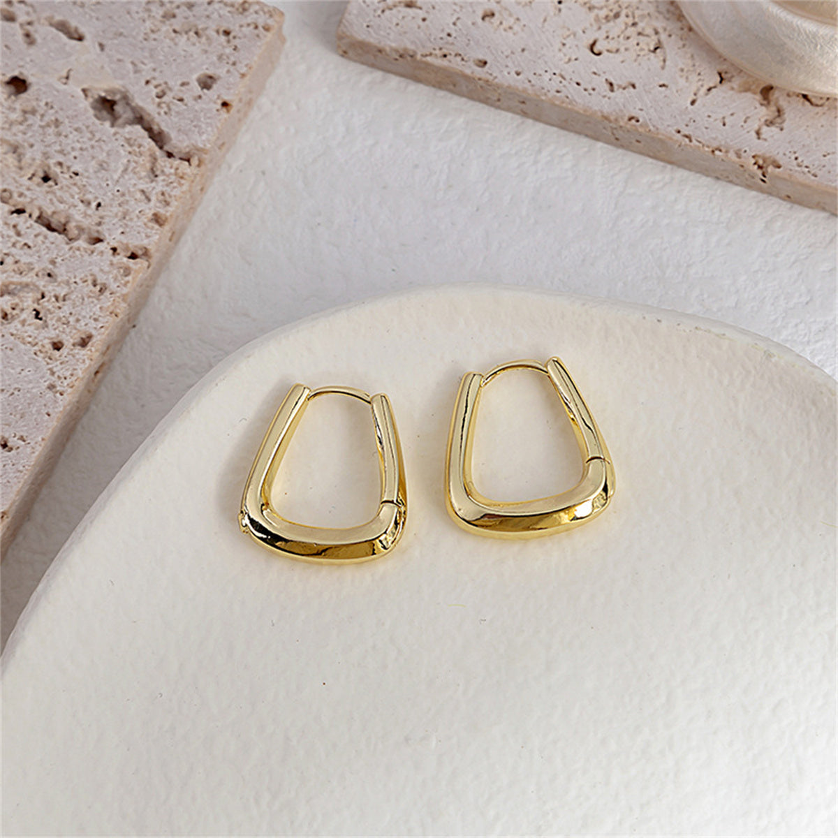 18K Gold-Plated U-Shape Huggie Earrings, gold huggie earrings, vintage-inspired design, detail close-up
